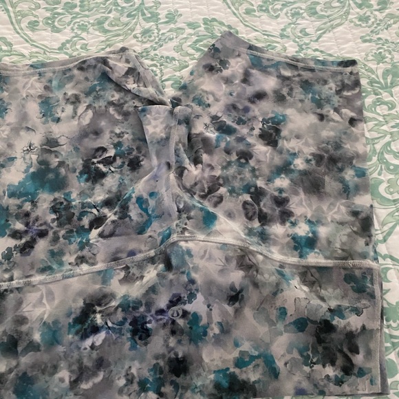 Lululemon short real nice fit very comfortable - Picture 3 of 4